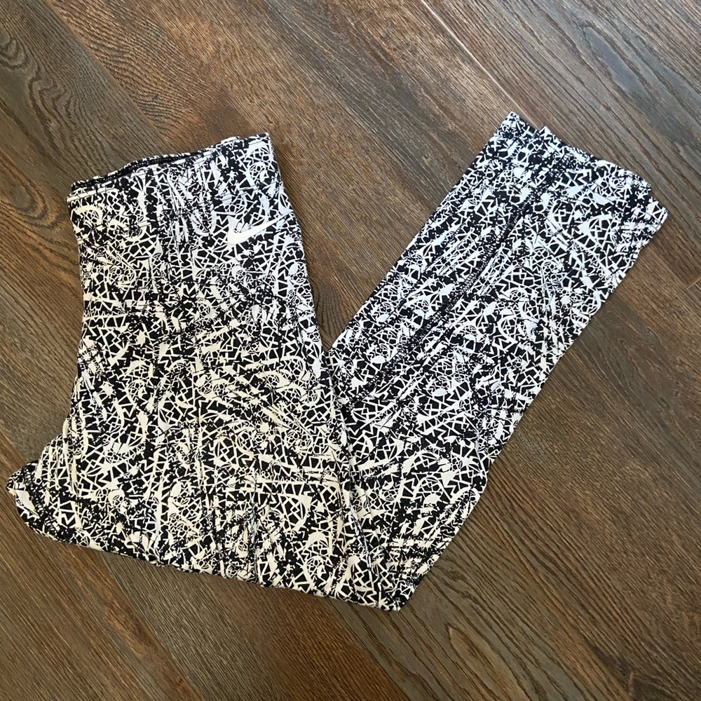 Nike black and white cropped leggings